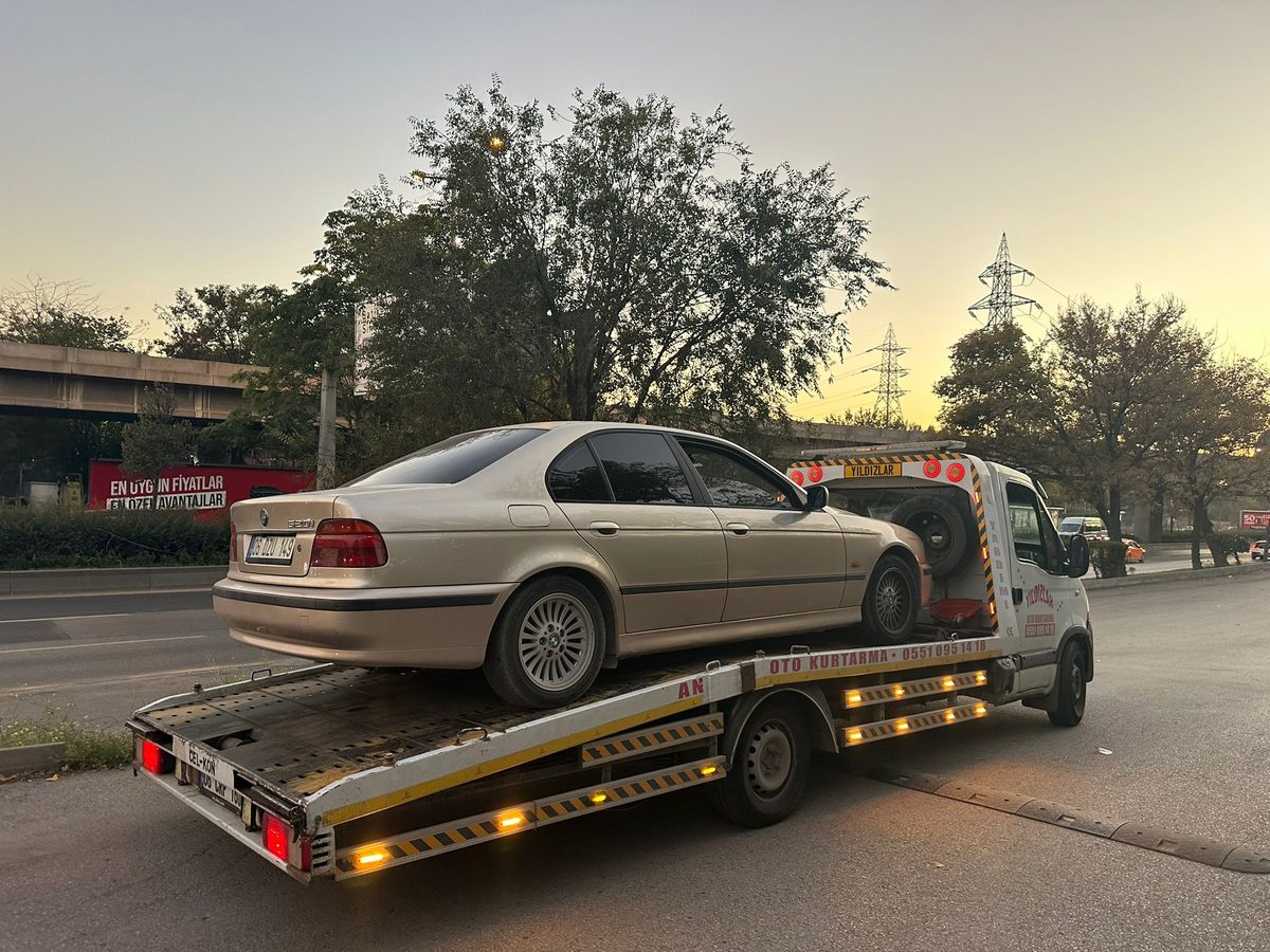 BMW 5 Serisi sedanın gün batımında çekici ile taşınması — Ankara yol yardım
