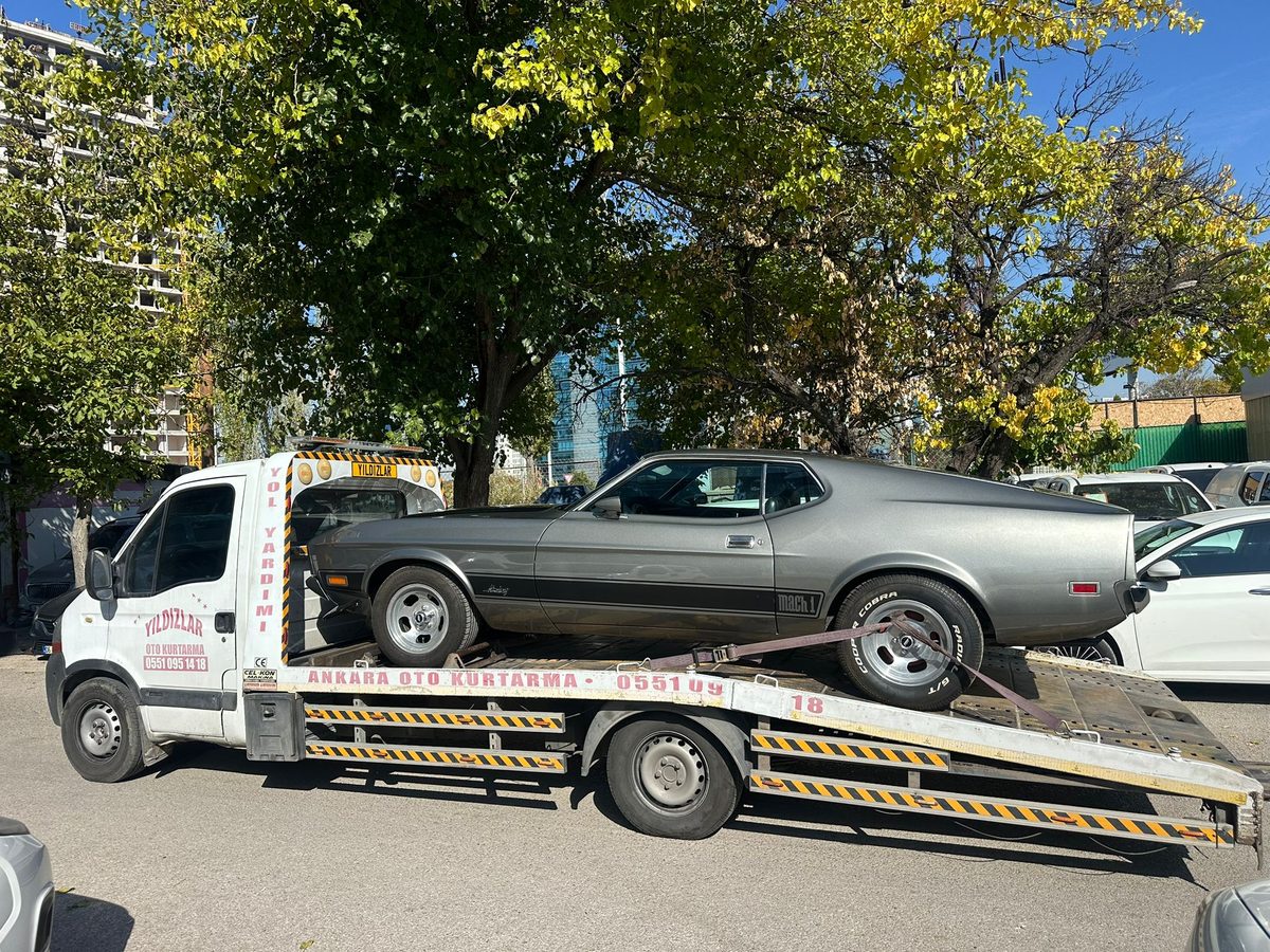 Klasik Ford Mustang Mach 1’in çekici ile güvenli taşınması — Ankara klasik araç taşıma