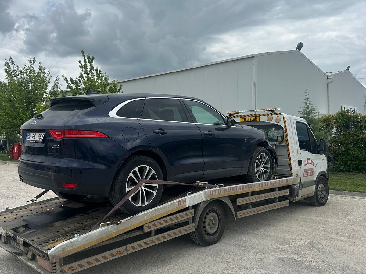 Lacivert Jaguar F-Pace’in çekici platformuna sabitlenerek taşınması — Ankara oto çekici hizmeti