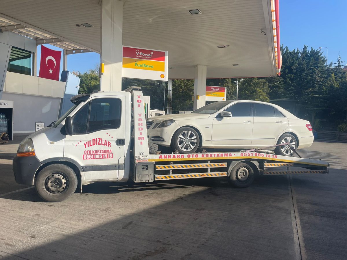 Beyaz Mercedes-Benz E-Serisi’nin benzin istasyonunda çekiciye yüklenmesi — Ankara yol yardım