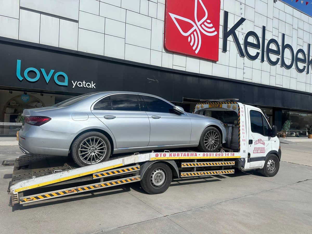 Gümüş Mercedes-Benz E-Serisi sedanın çekici ile taşınması — Ankara oto çekici