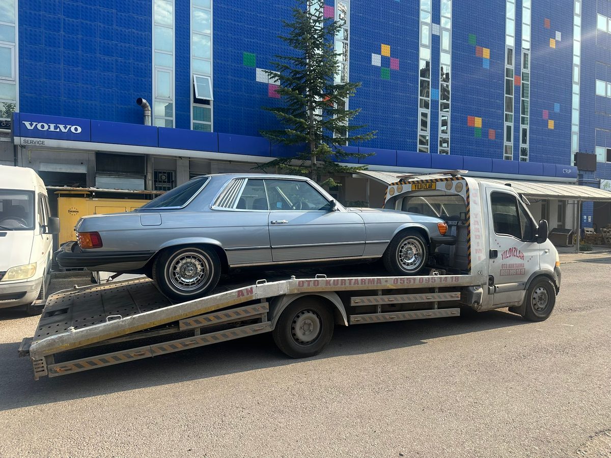 Klasik gümüş Mercedes-Benz SLC’nin çekici ile taşınması — Ankara klasik araç kurtarma