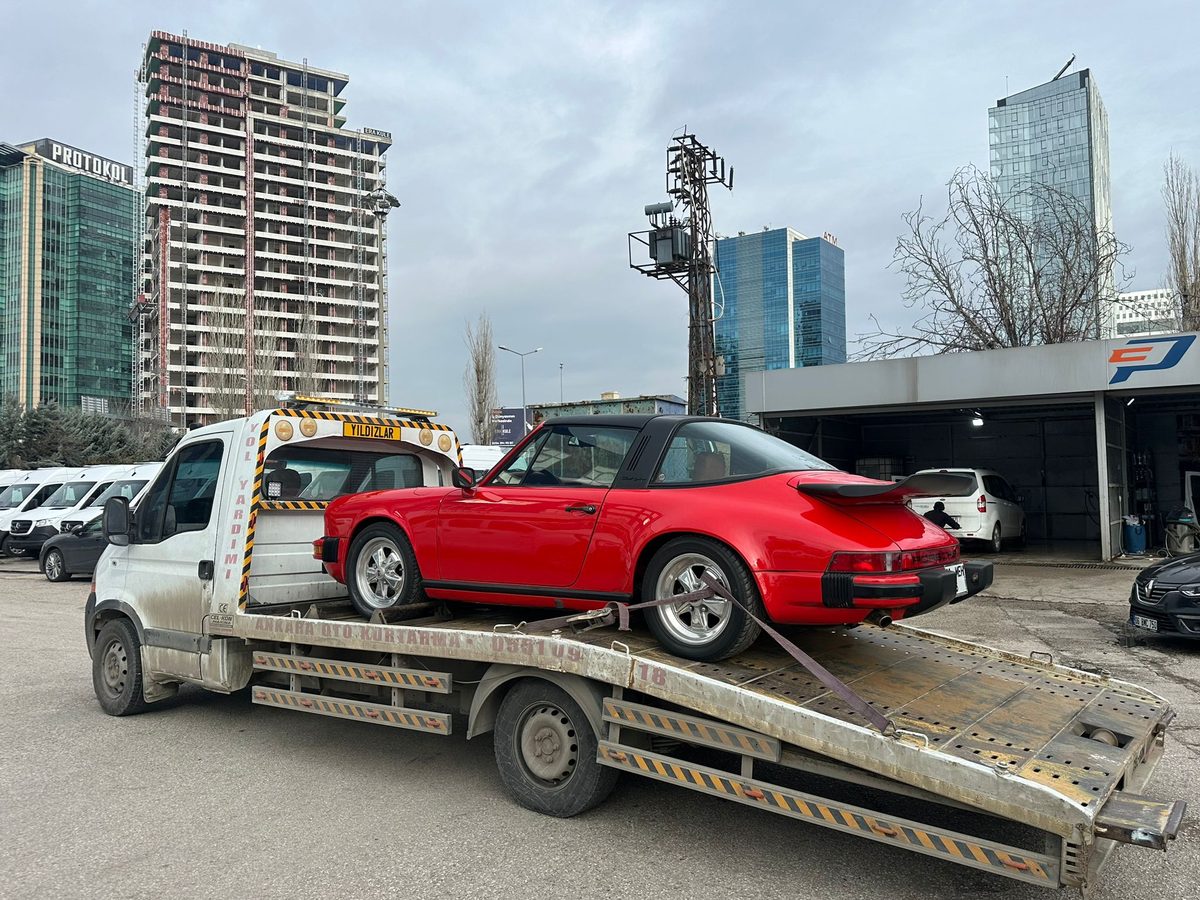 Kırmızı klasik Porsche 911 Targa’nın Yıldızlar Oto Kurtarma çekici platformunda güvenle taşınması — Ankara lüks araç taşıma