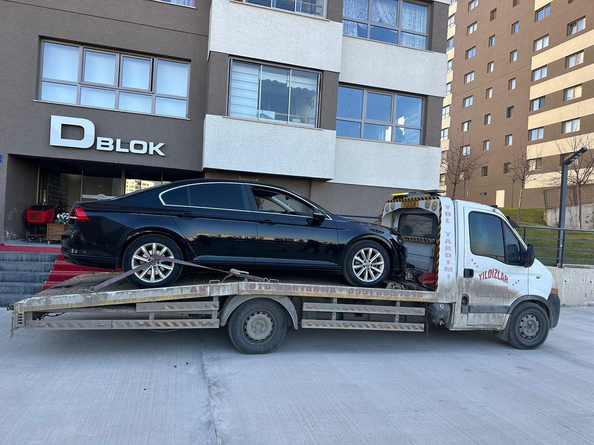Siyah Volkswagen Passat’ın çekici ile taşınması — Ankara oto çekici hizmeti