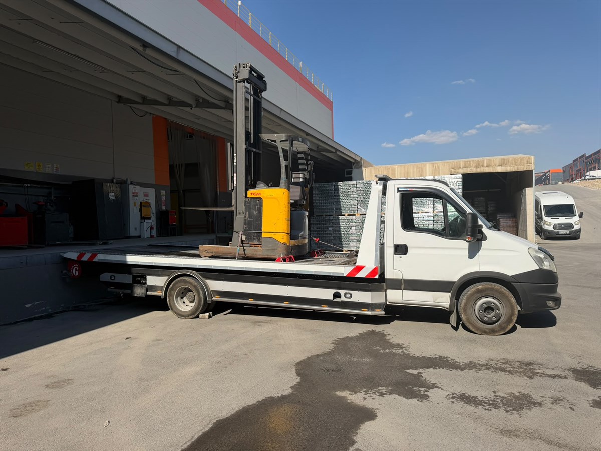Kayar kasa platform üzerinde güvenle taşınan forklift — Ankara forklift taşıma