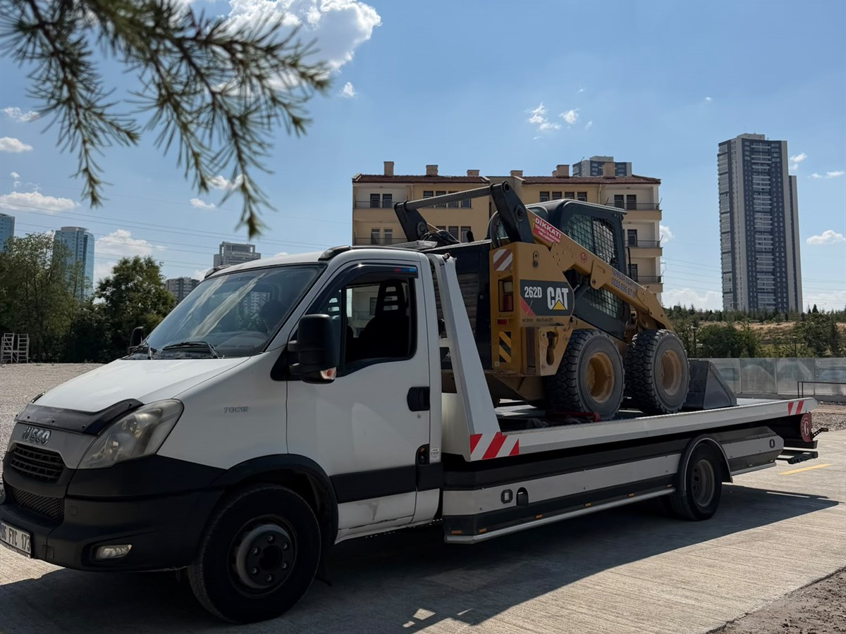 Kayar kasa üzerinde taşınan kompakt iş makinesi — Ankara iş makinesi taşıma
