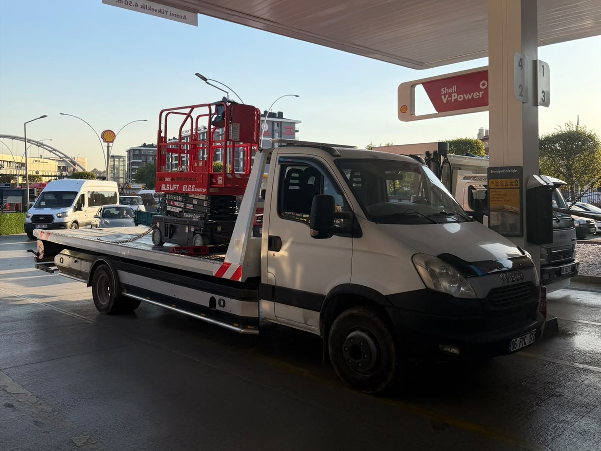 Oto kurtarıcı üzerinde güvenle taşınan personel yükseltici manlift