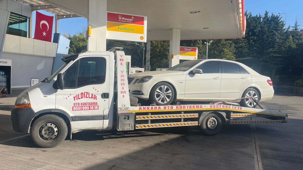 Yıldızlar Oto Kurtarma çekicisiyle taşınan beyaz Mercedes E-Serisi — Ankara 7/24 acil oto çekici