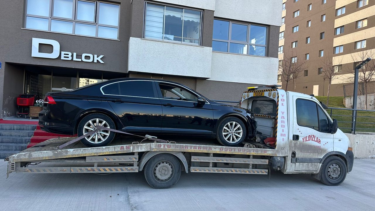 Siyah Volkswagen Passat kaza sonrası çekiciyle taşınıyor — Ankara kaza sonrası araç çekimi