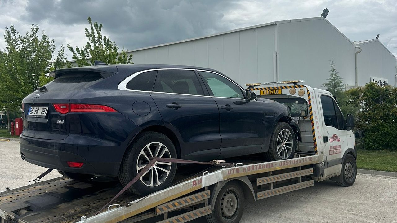 Lacivert Jaguar F-Pace SUV çekici platformunda güvenle taşınıyor — Ankara oto kurtarma