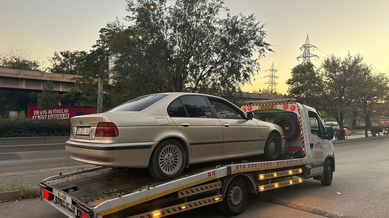 BMW 5 Serisi gün batımında çekiciyle taşınıyor — Ankara şehirlerarası araç taşıma