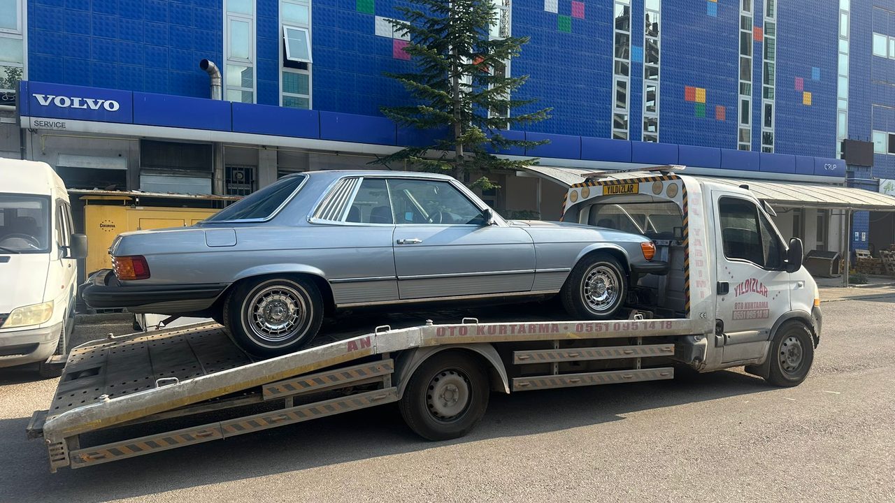 Klasik gümüş Mercedes-Benz SLC servis taşıması için çekicide — Ankara servis ve otopark araç taşıma