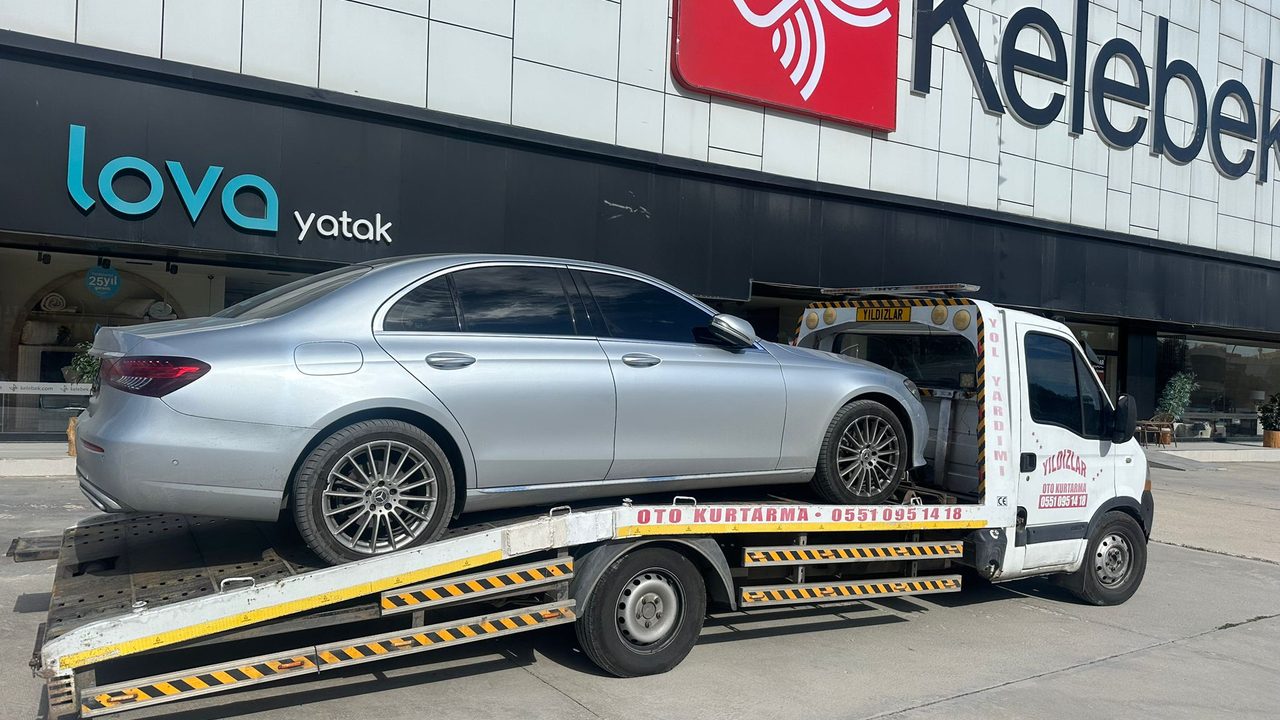 Gümüş Mercedes E-Serisi çekiciyle taşınırken — Ankara acil yol yardım