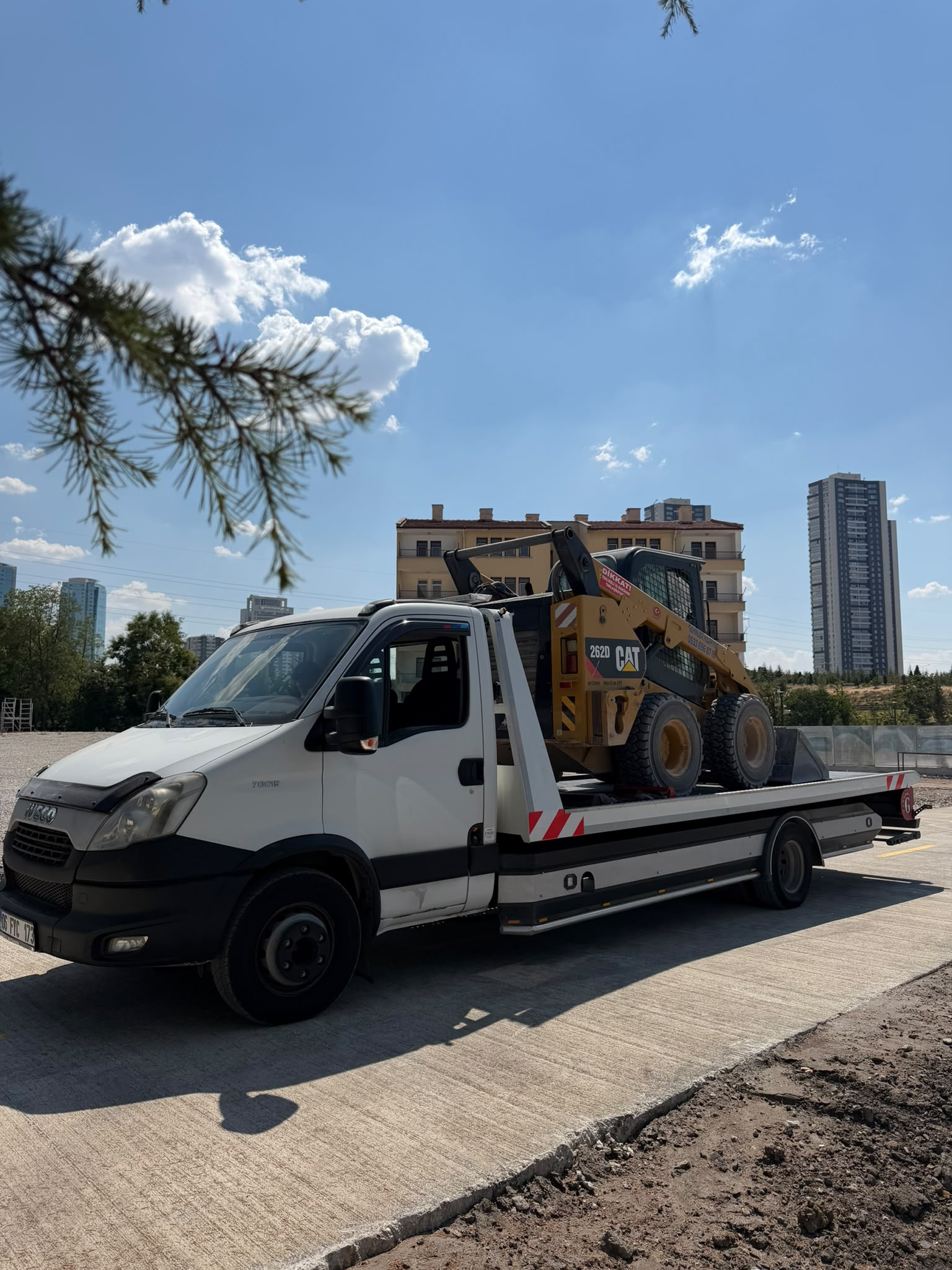 Kayar kasa üzerinde taşınan kompakt iş makinesi — Ankara iş makinesi taşıma